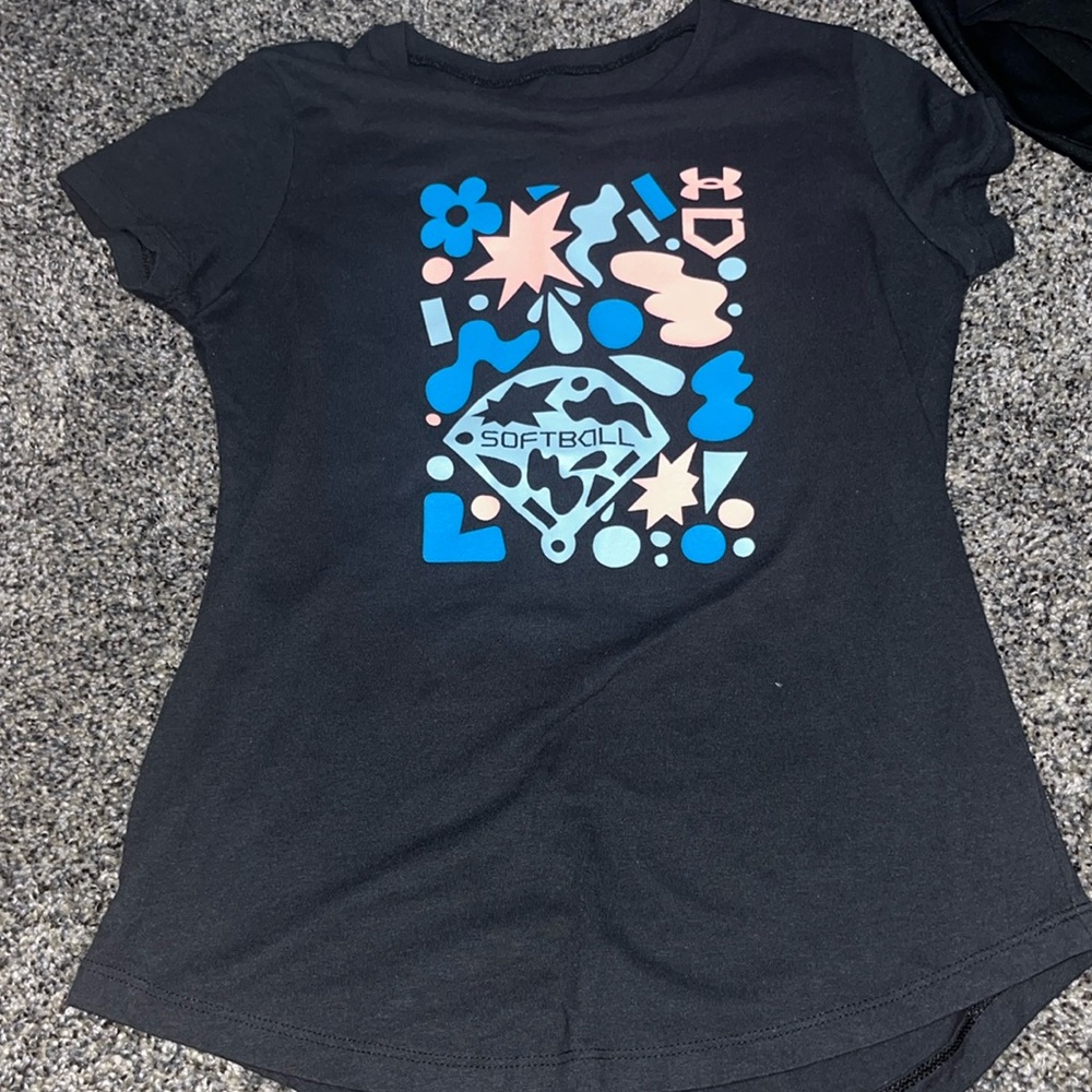 Kids small under armour t shirt.